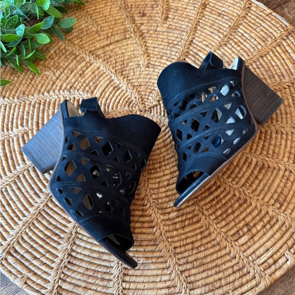 Vince Camuto Black Leather Cutout Pattern Heel Sandals